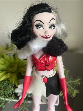 2017 Hasbro Cruela De Vil Disney Villian Doll